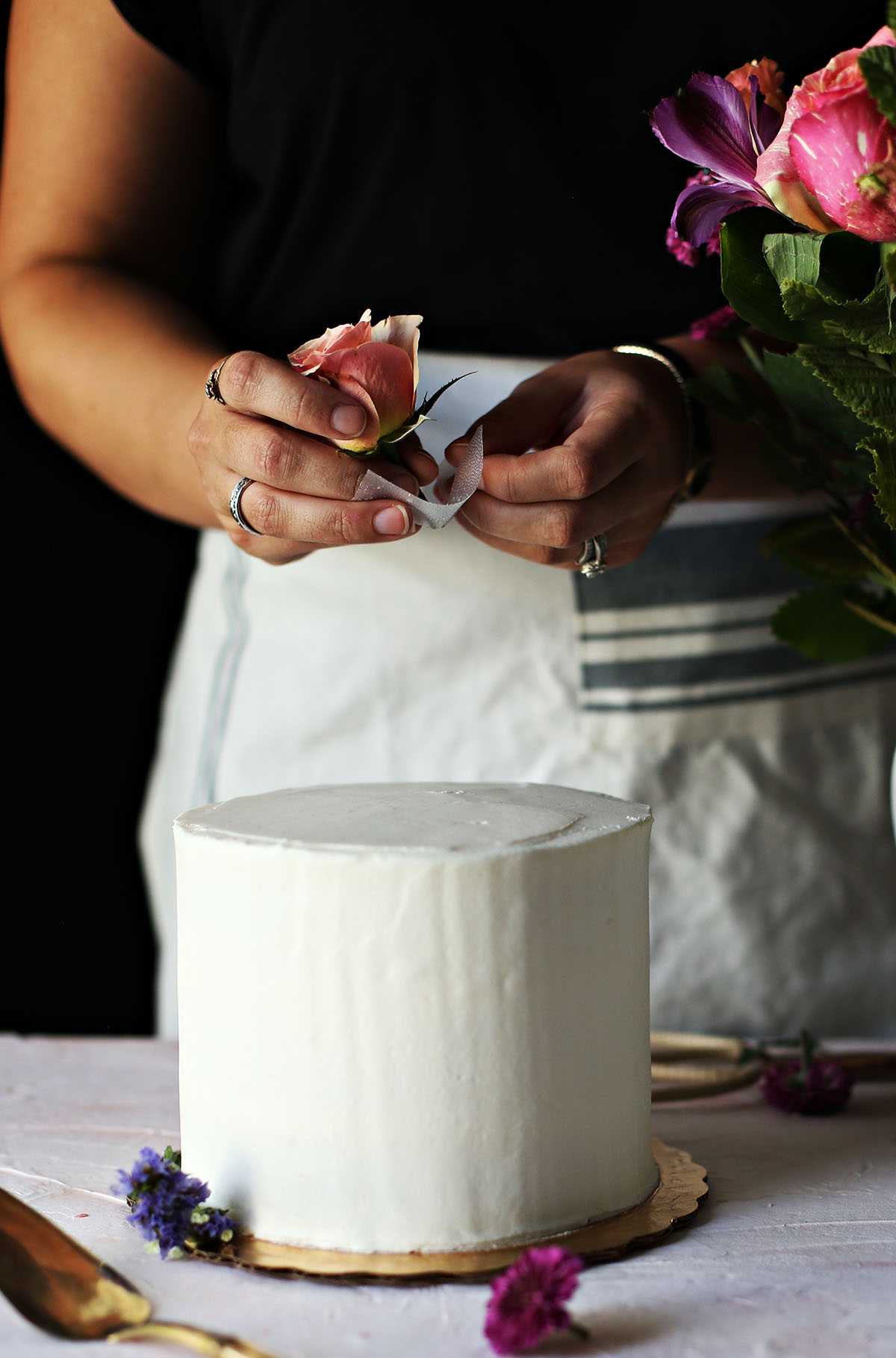 How to Decorate a Cake with Flowers