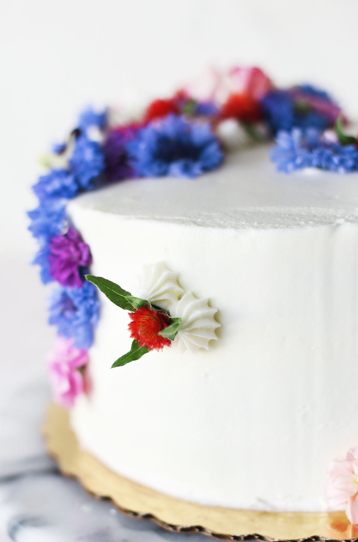 Decorating Cakes With Edible Flowers